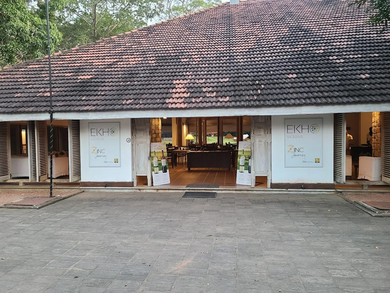 EKHO Sigiriya Hotel - traditional Sri Lankan architecture, walking distance to Lion Rock