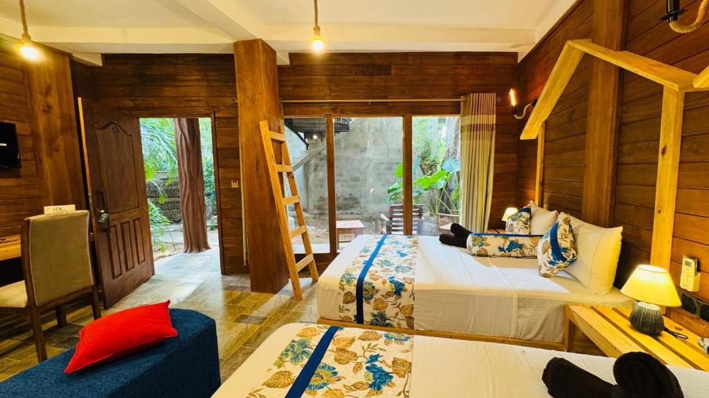 Palmyra Nature Resort Sigiriya - infinity pool with Lion Rock view, family-run hotel