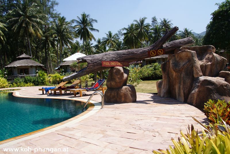 Pool and bungalows at Malibu Beach Bungalows in Chaloklum, Koh Phangan